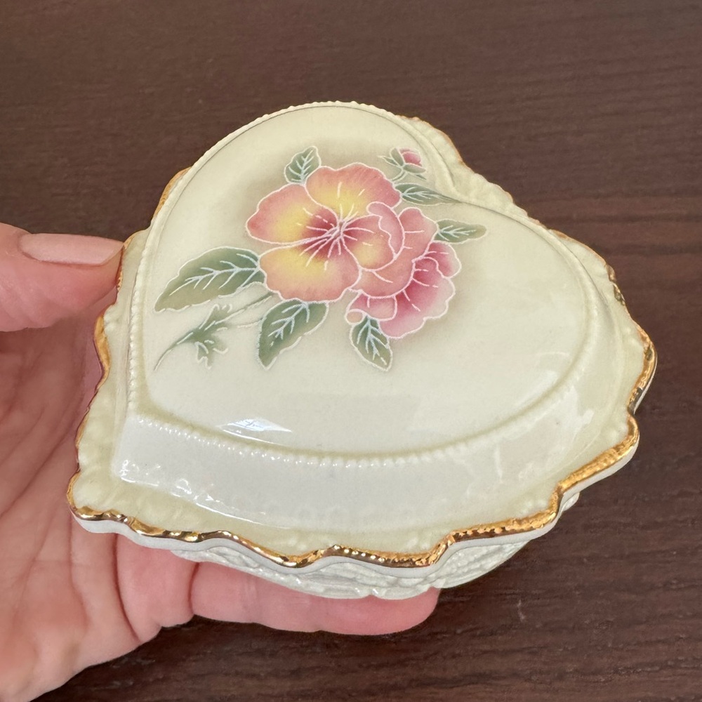 Vintage Heritage House Heart-Shaped Porcelain Jewelry Music Box 🦋